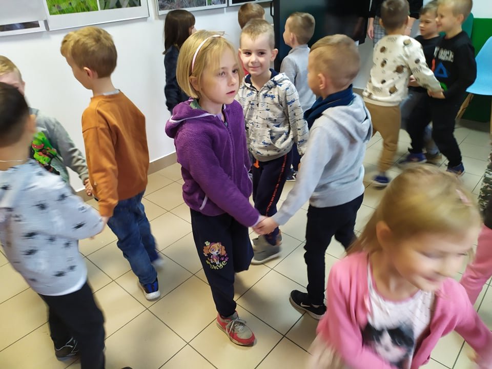 Wizyta Smerfów z Przedszkola Samorządowego w Rzekuniu w Gminnej Bibliotekce Publicznej - zdjęcie #37 - eOstroleka.pl
