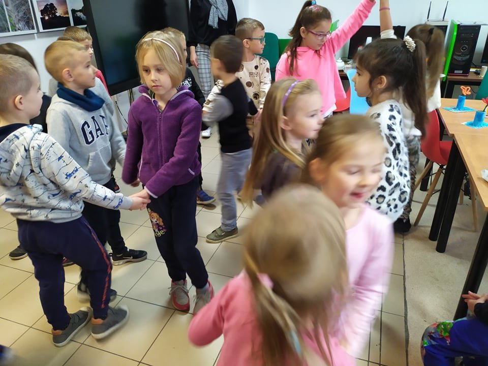 Wizyta Smerfów z Przedszkola Samorządowego w Rzekuniu w Gminnej Bibliotekce Publicznej - zdjęcie #36 - eOstroleka.pl