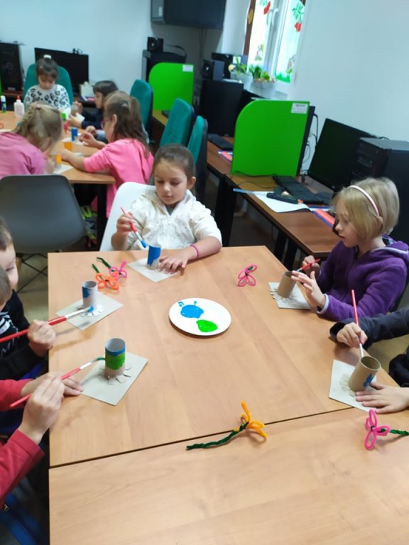 Wizyta Smerfów z Przedszkola Samorządowego w Rzekuniu w Gminnej Bibliotekce Publicznej - zdjęcie #33 - eOstroleka.pl