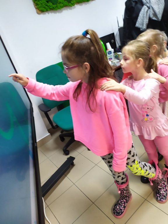 Wizyta Smerfów z Przedszkola Samorządowego w Rzekuniu w Gminnej Bibliotekce Publicznej - zdjęcie #31 - eOstroleka.pl