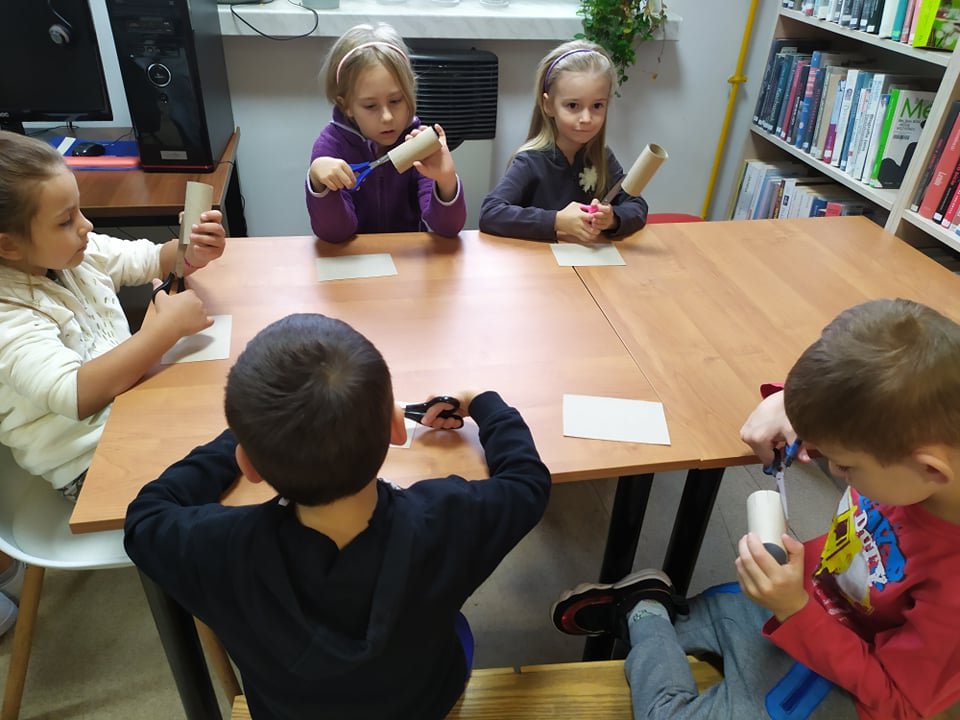 Wizyta Smerfów z Przedszkola Samorządowego w Rzekuniu w Gminnej Bibliotekce Publicznej - zdjęcie #25 - eOstroleka.pl