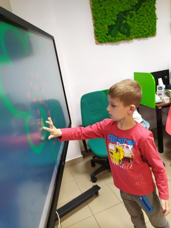 Wizyta Smerfów z Przedszkola Samorządowego w Rzekuniu w Gminnej Bibliotekce Publicznej - zdjęcie #18 - eOstroleka.pl