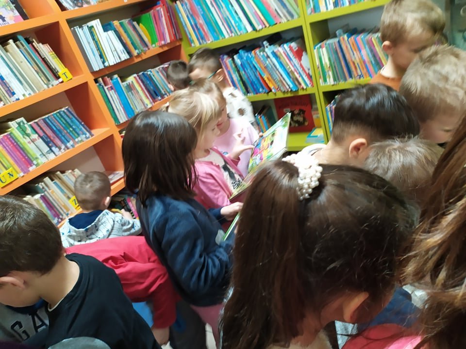 Wizyta Smerfów z Przedszkola Samorządowego w Rzekuniu w Gminnej Bibliotekce Publicznej - zdjęcie #16 - eOstroleka.pl