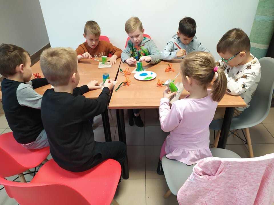 Wizyta Smerfów z Przedszkola Samorządowego w Rzekuniu w Gminnej Bibliotekce Publicznej - zdjęcie #14 - eOstroleka.pl