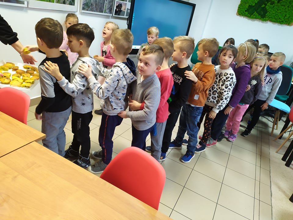 Wizyta Smerfów z Przedszkola Samorządowego w Rzekuniu w Gminnej Bibliotekce Publicznej - zdjęcie #13 - eOstroleka.pl