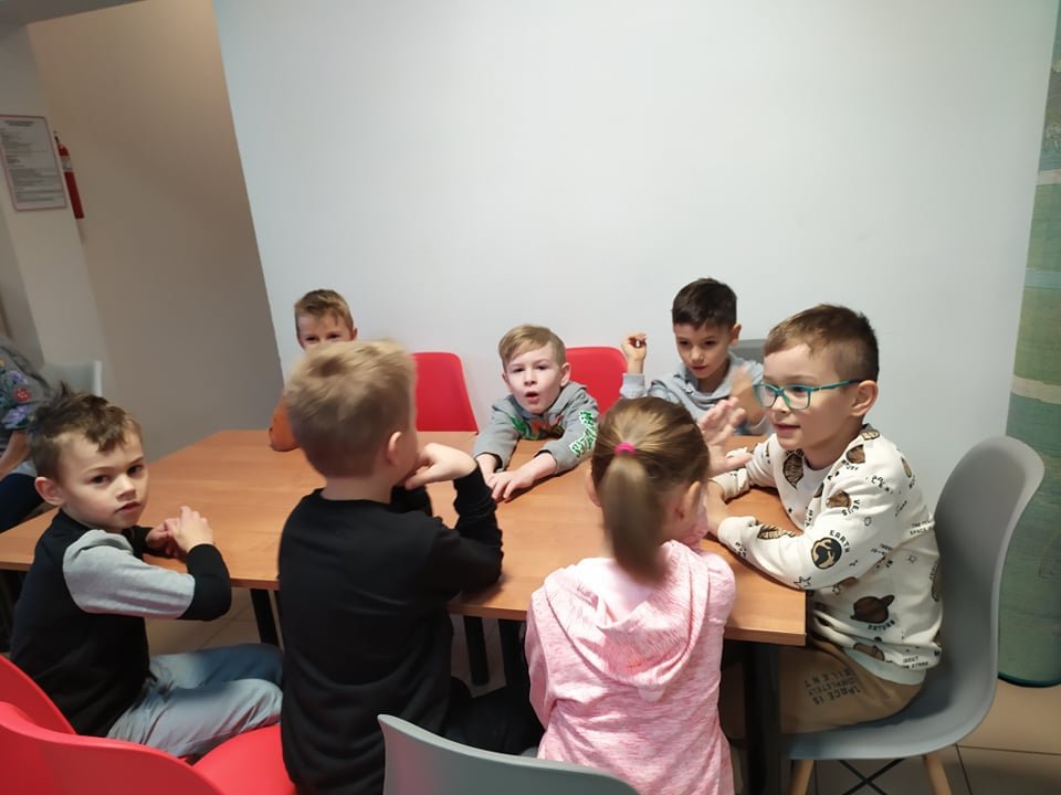 Wizyta Smerfów z Przedszkola Samorządowego w Rzekuniu w Gminnej Bibliotekce Publicznej - zdjęcie #12 - eOstroleka.pl