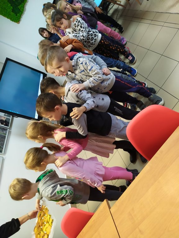 Wizyta Smerfów z Przedszkola Samorządowego w Rzekuniu w Gminnej Bibliotekce Publicznej - zdjęcie #11 - eOstroleka.pl