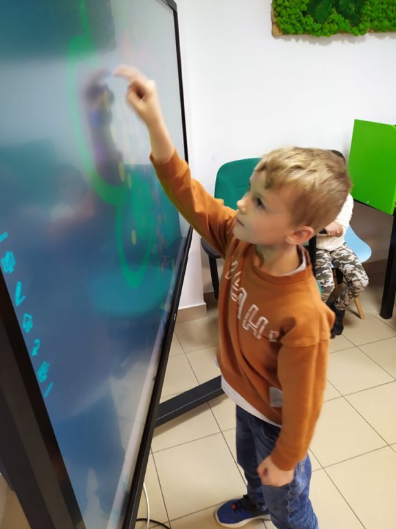 Wizyta Smerfów z Przedszkola Samorządowego w Rzekuniu w Gminnej Bibliotekce Publicznej - zdjęcie #9 - eOstroleka.pl