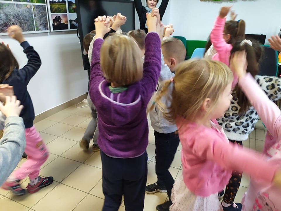 Wizyta Smerfów z Przedszkola Samorządowego w Rzekuniu w Gminnej Bibliotekce Publicznej - zdjęcie #8 - eOstroleka.pl