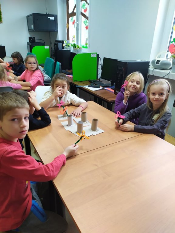 Wizyta Smerfów z Przedszkola Samorządowego w Rzekuniu w Gminnej Bibliotekce Publicznej - zdjęcie #7 - eOstroleka.pl
