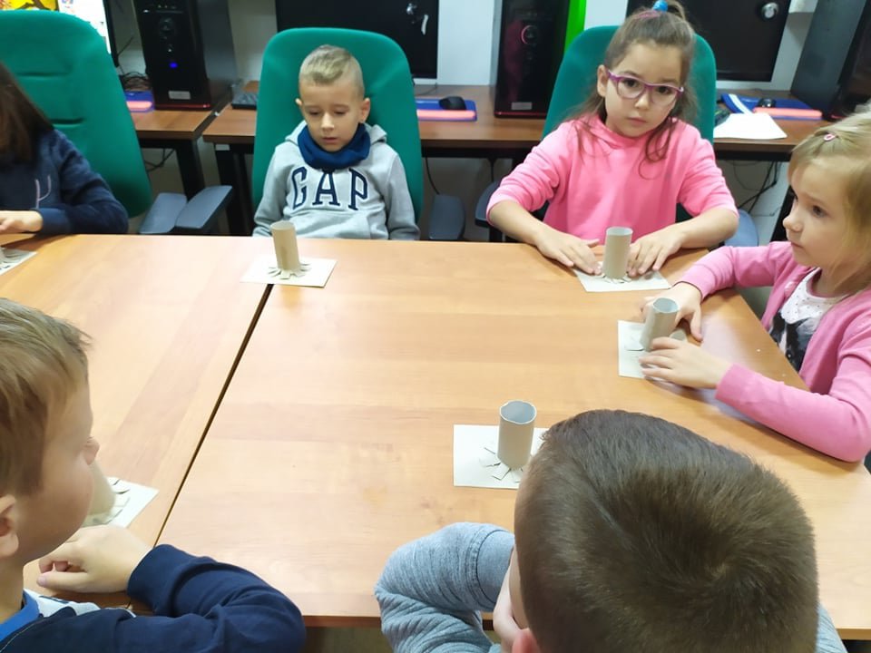 Wizyta Smerfów z Przedszkola Samorządowego w Rzekuniu w Gminnej Bibliotekce Publicznej - zdjęcie #5 - eOstroleka.pl