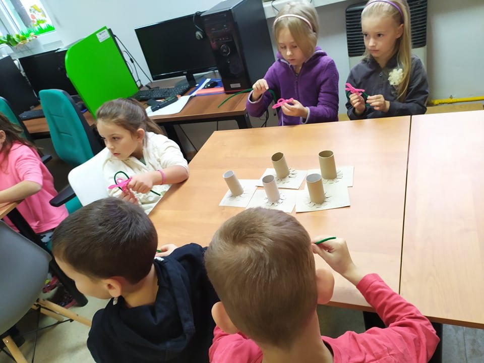 Wizyta Smerfów z Przedszkola Samorządowego w Rzekuniu w Gminnej Bibliotekce Publicznej - zdjęcie #3 - eOstroleka.pl