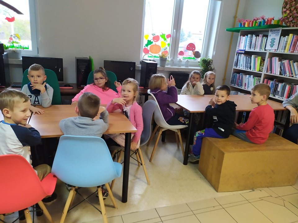 Wizyta Smerfów z Przedszkola Samorządowego w Rzekuniu w Gminnej Bibliotekce Publicznej - zdjęcie #2 - eOstroleka.pl
