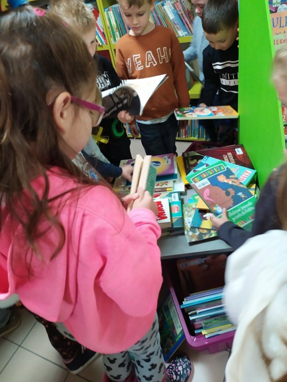Wizyta Smerfów z Przedszkola Samorządowego w Rzekuniu w Gminnej Bibliotekce Publicznej - zdjęcie #1 - eOstroleka.pl