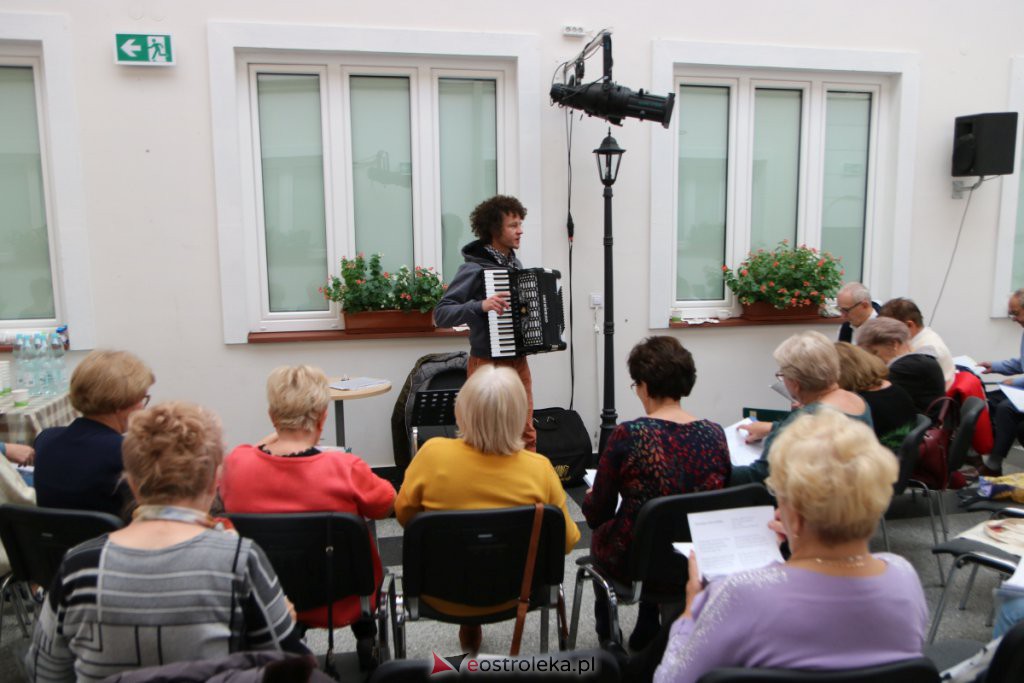 Spotkanie chóru O!Lala w Muzeum Kultury Kurpiowskiej [24.10.2021] - zdjęcie #2 - eOstroleka.pl