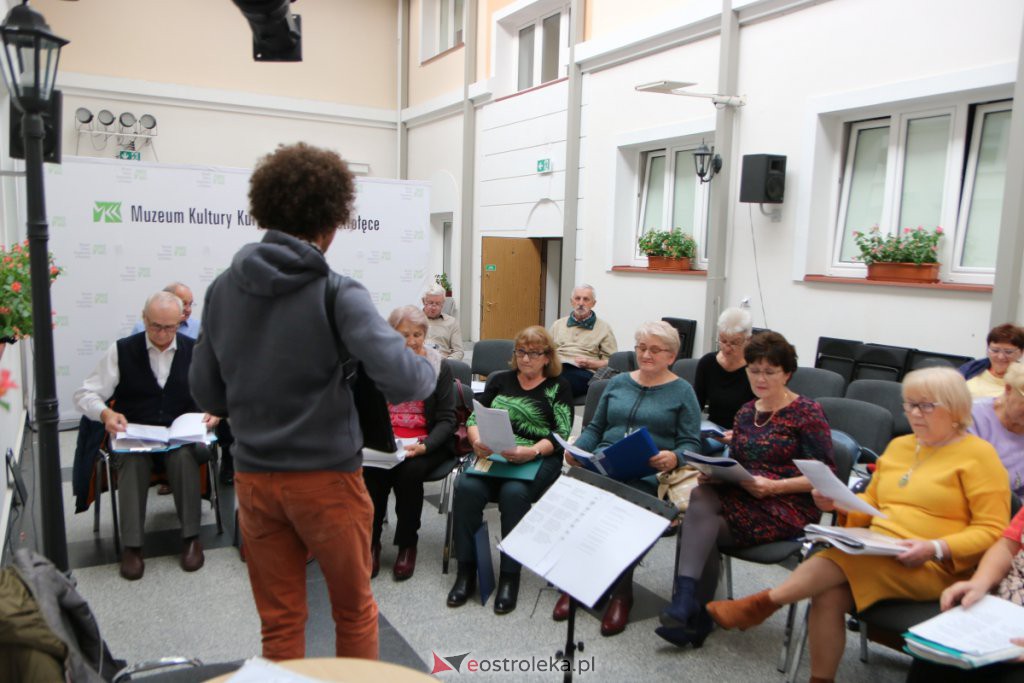 Spotkanie chóru O!Lala w Muzeum Kultury Kurpiowskiej [24.10.2021] - zdjęcie #12 - eOstroleka.pl