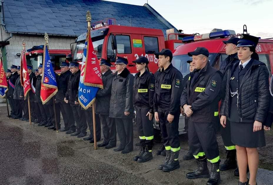 Tak strażacy ochotnicy z Rzekunia witali w swojej jednostce nowego forda rangera [25.10.2021] - zdjęcie #7 - eOstroleka.pl