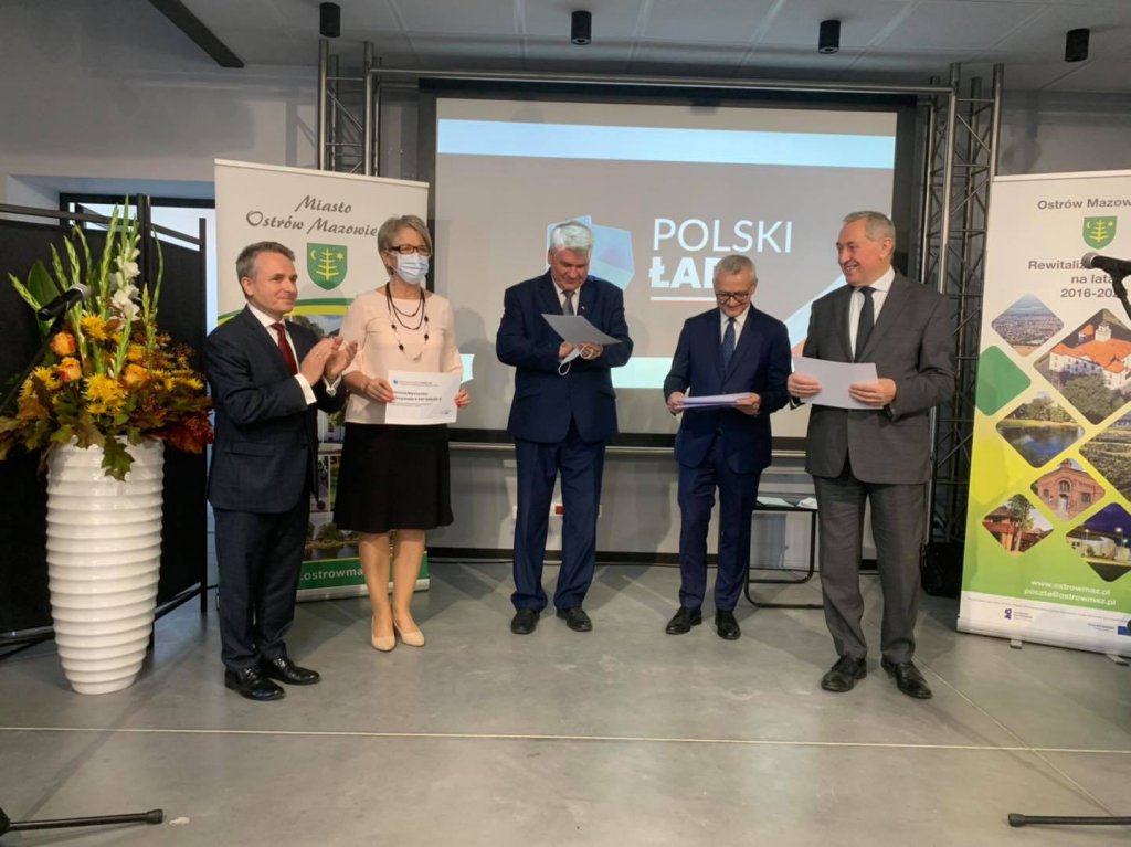 Wręczenie promes inwestycyjych realizowanych w ramach Polskiego Ładu [25.10.2021] - zdjęcie #1 - eOstroleka.pl