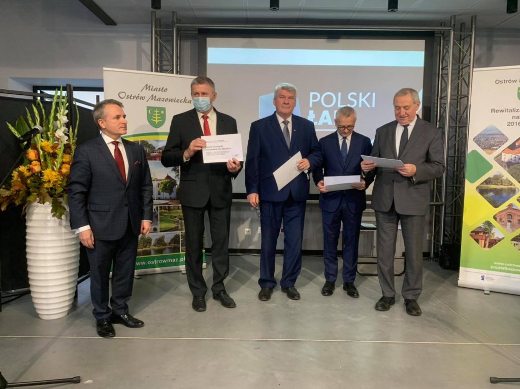 Wręczenie promes inwestycyjych realizowanych w ramach Polskiego Ładu [25.10.2021] - zdjęcie #2 - eOstroleka.pl