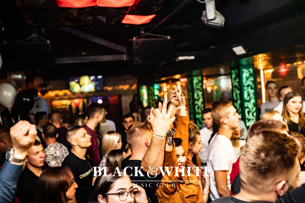 Łobuzy na trzecie urodziny Clubu Black&White [22.10.2021] - zdjęcie #59 - eOstroleka.pl