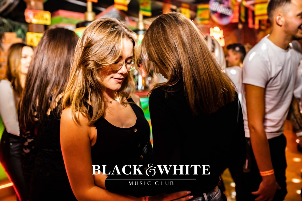 Łobuzy na trzecie urodziny Clubu Black&White [22.10.2021] - zdjęcie #40 - eOstroleka.pl