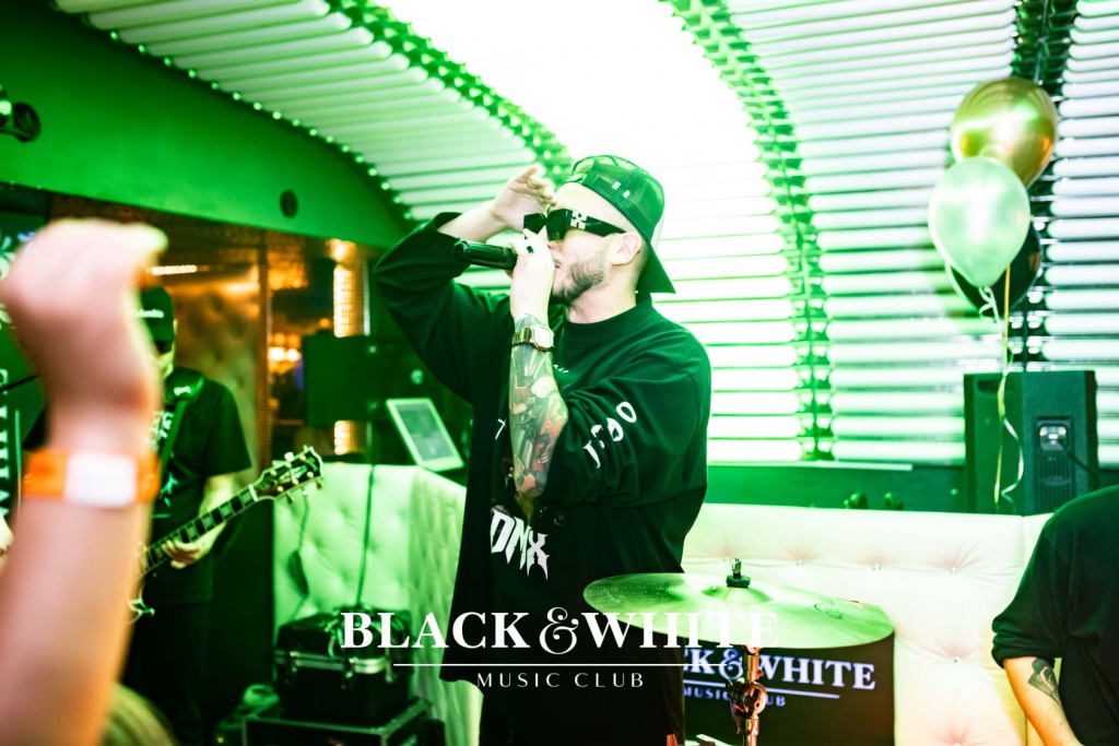 Łobuzy na trzecie urodziny Clubu Black&White [22.10.2021] - zdjęcie #25 - eOstroleka.pl