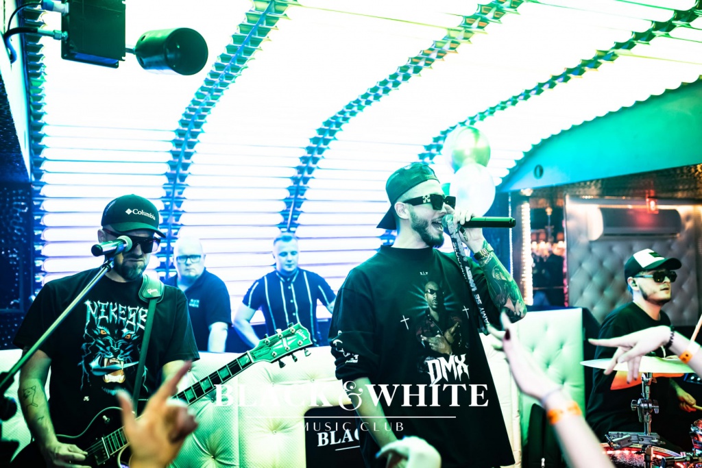 Łobuzy na trzecie urodziny Clubu Black&White [22.10.2021] - zdjęcie #21 - eOstroleka.pl