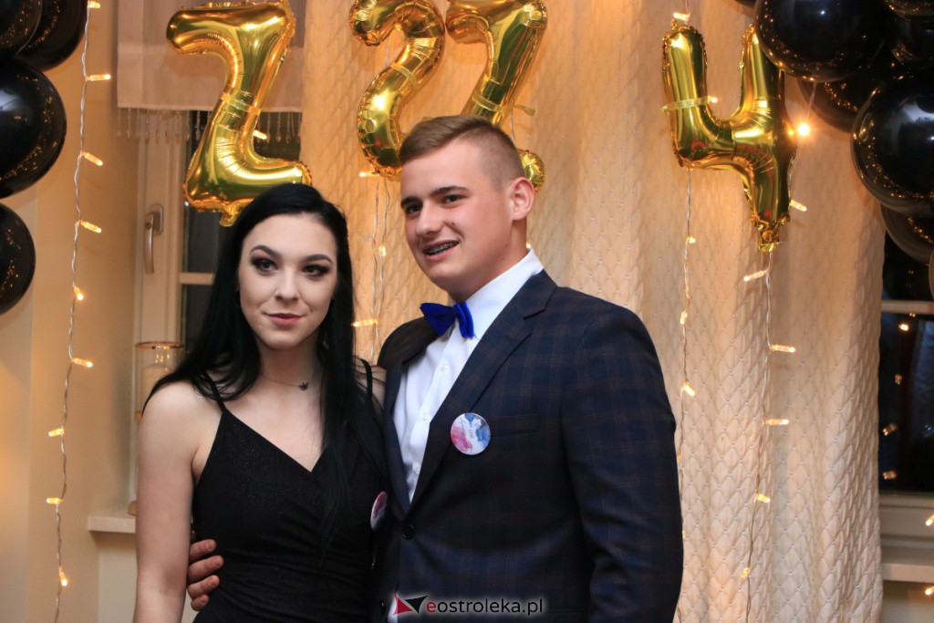 Studniówka w ZSZ nr 4 [30.10.2021] - zdjęcie #141 - eOstroleka.pl