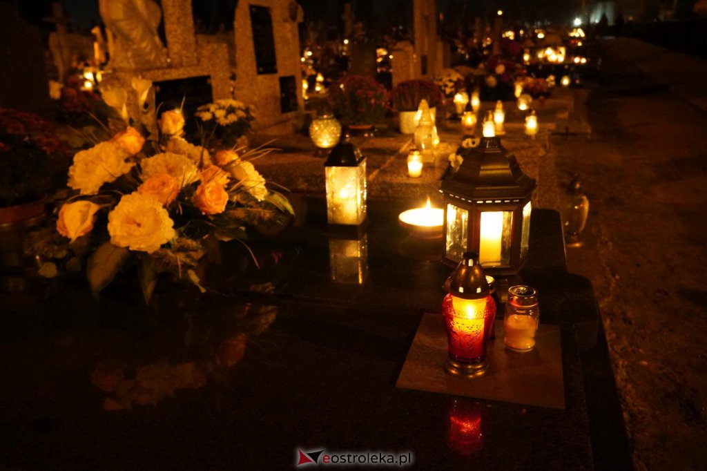 Cmentarz parafialny w Ostrołęce nocą [01.11.2021] - zdjęcie #3 - eOstroleka.pl