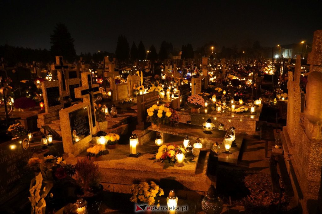 Cmentarz parafialny w Ostrołęce nocą [01.11.2021] - zdjęcie #4 - eOstroleka.pl