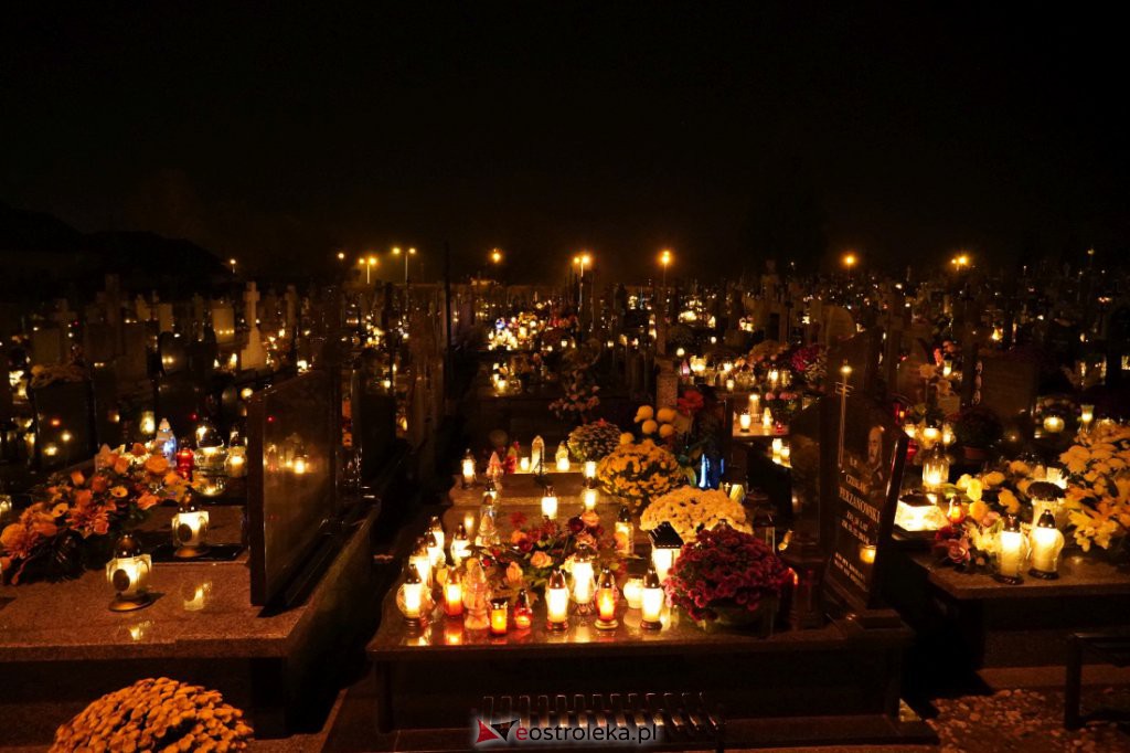 Cmentarz parafialny w Ostrołęce nocą [01.11.2021] - zdjęcie #9 - eOstroleka.pl