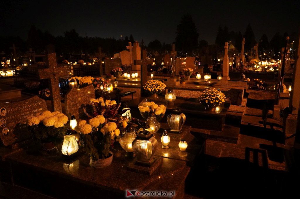 Cmentarz parafialny w Ostrołęce nocą [01.11.2021] - zdjęcie #36 - eOstroleka.pl
