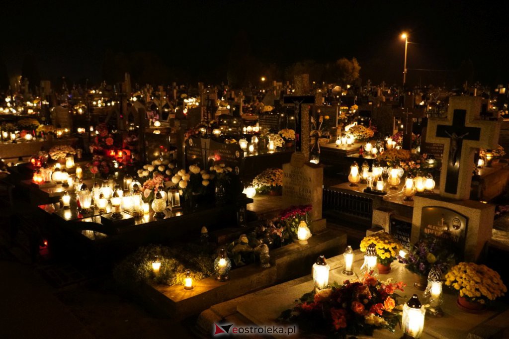 Cmentarz parafialny w Ostrołęce nocą [01.11.2021] - zdjęcie #13 - eOstroleka.pl