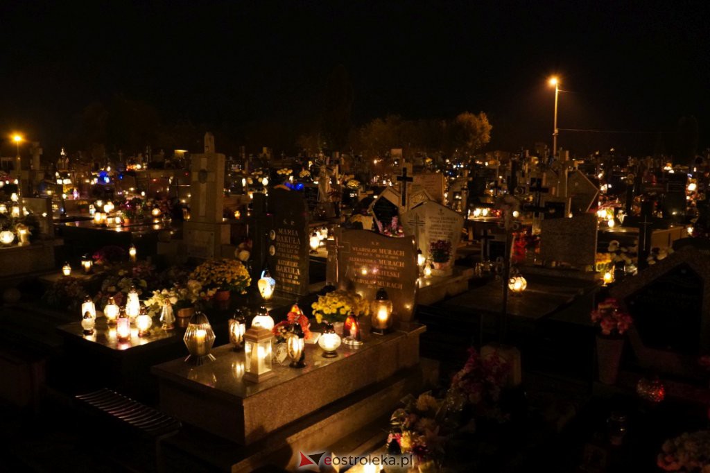 Cmentarz parafialny w Ostrołęce nocą [01.11.2021] - zdjęcie #32 - eOstroleka.pl