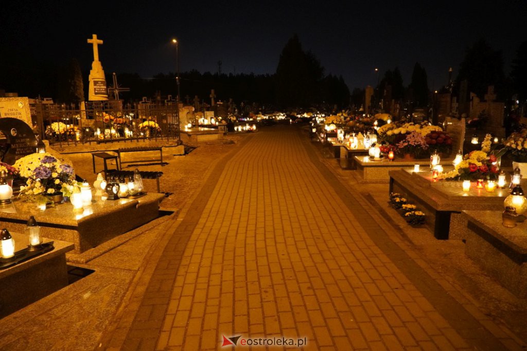 Cmentarz parafialny w Ostrołęce nocą [01.11.2021] - zdjęcie #29 - eOstroleka.pl