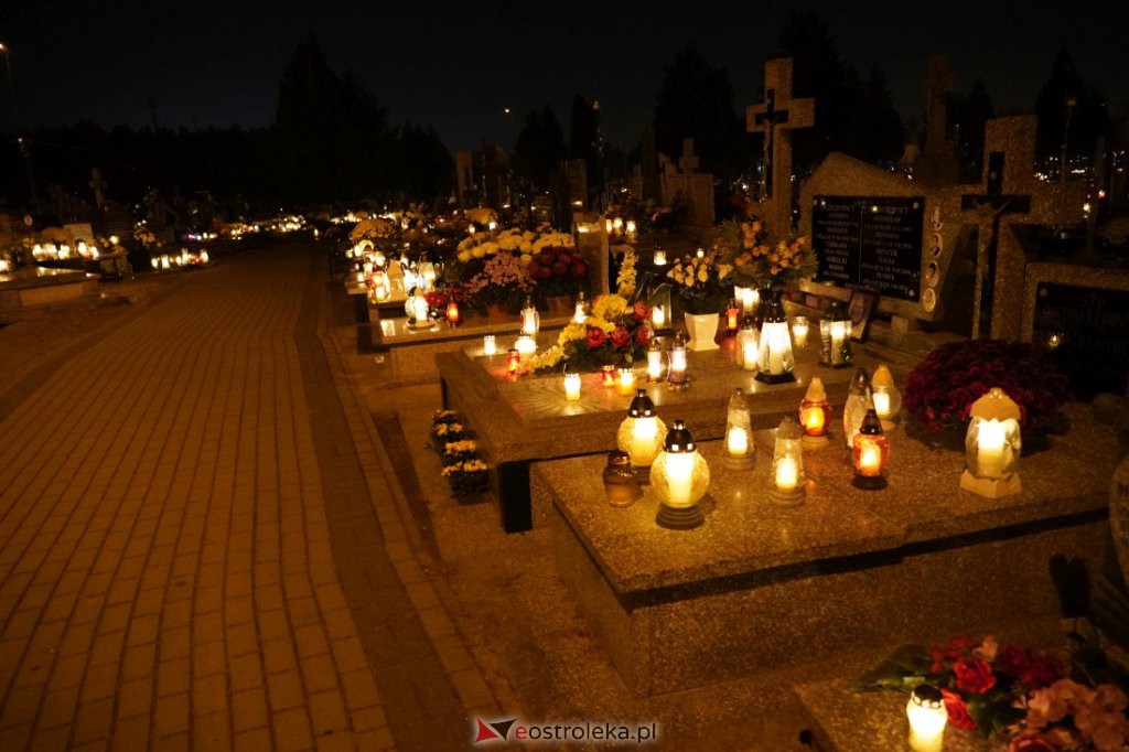 Cmentarz parafialny w Ostrołęce nocą [01.11.2021] - zdjęcie #18 - eOstroleka.pl