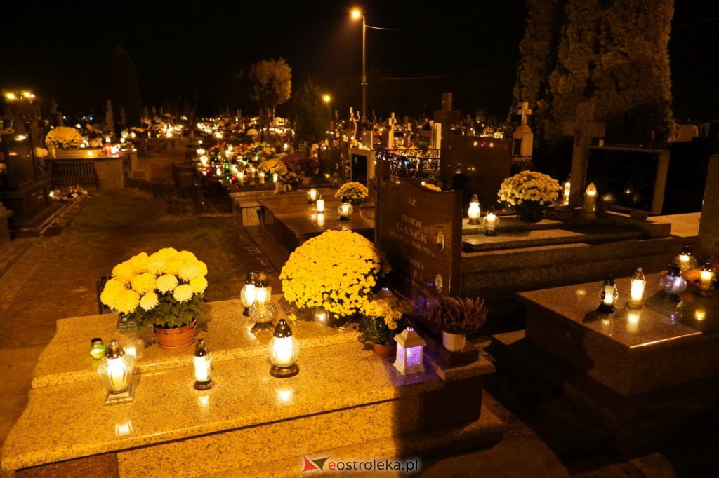 Cmentarz parafialny w Ostrołęce nocą [01.11.2021] - zdjęcie #19 - eOstroleka.pl
