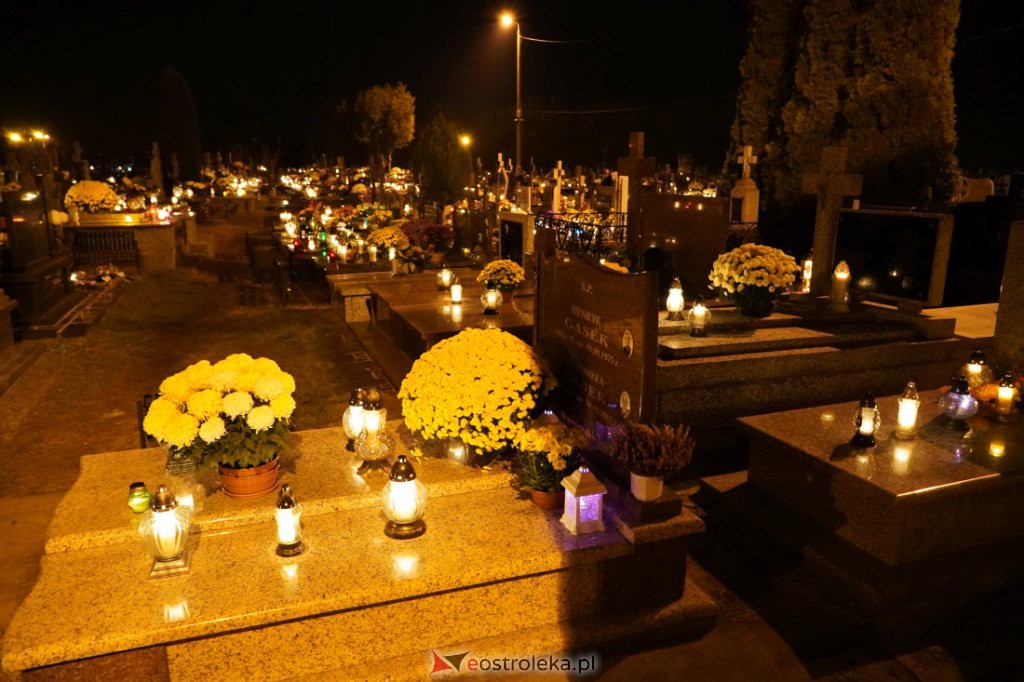 Cmentarz parafialny w Ostrołęce nocą [01.11.2021] - zdjęcie #27 - eOstroleka.pl