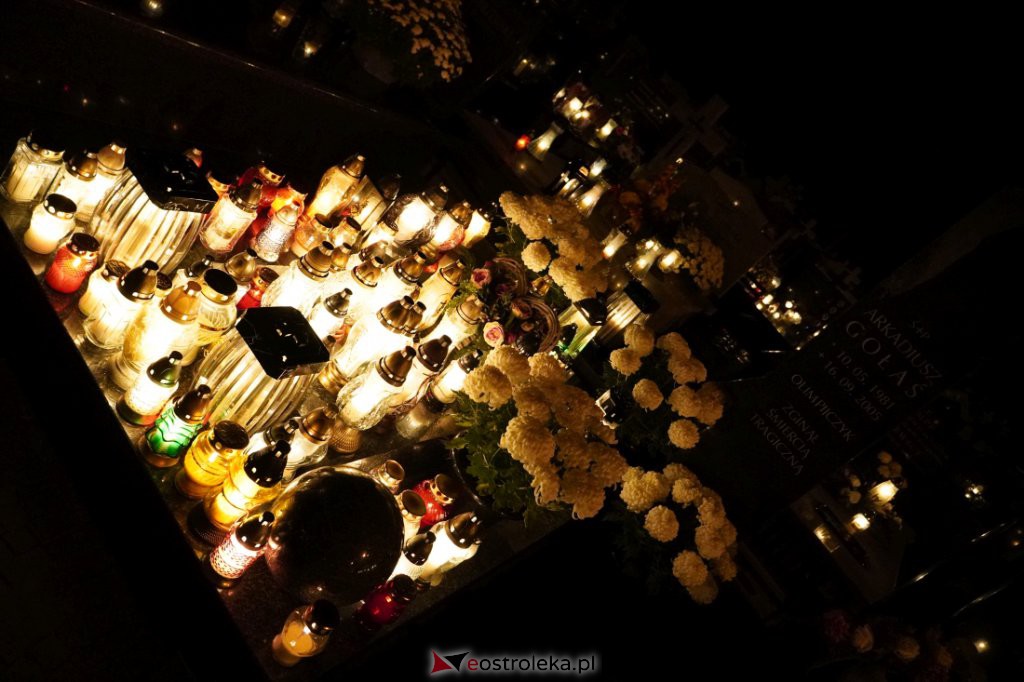 Cmentarz parafialny w Ostrołęce nocą [01.11.2021] - zdjęcie #21 - eOstroleka.pl