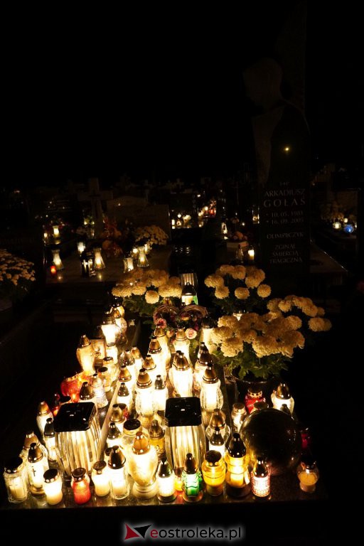 Cmentarz parafialny w Ostrołęce nocą [01.11.2021] - zdjęcie #22 - eOstroleka.pl