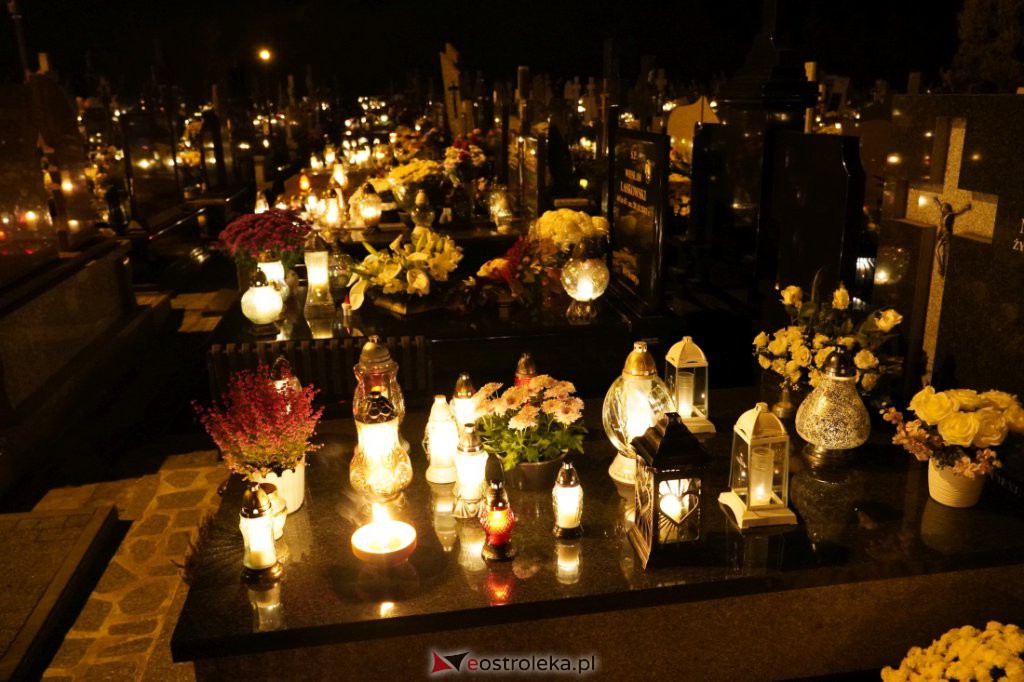 Cmentarz parafialny w Ostrołęce nocą [01.11.2021] - zdjęcie #23 - eOstroleka.pl