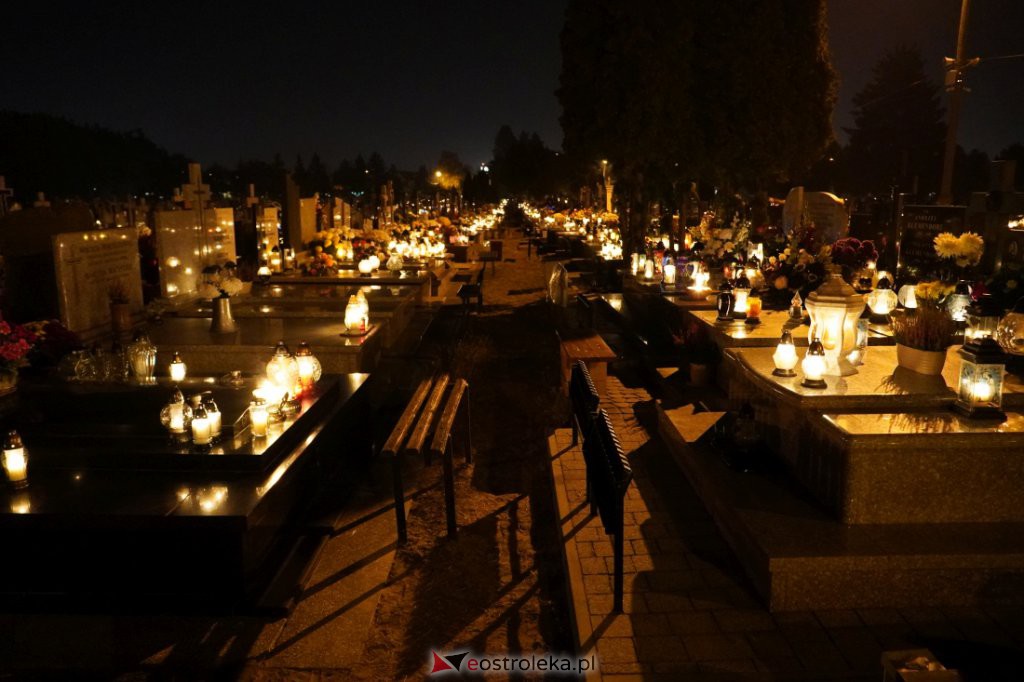 Cmentarz parafialny w Ostrołęce nocą [01.11.2021] - zdjęcie #26 - eOstroleka.pl