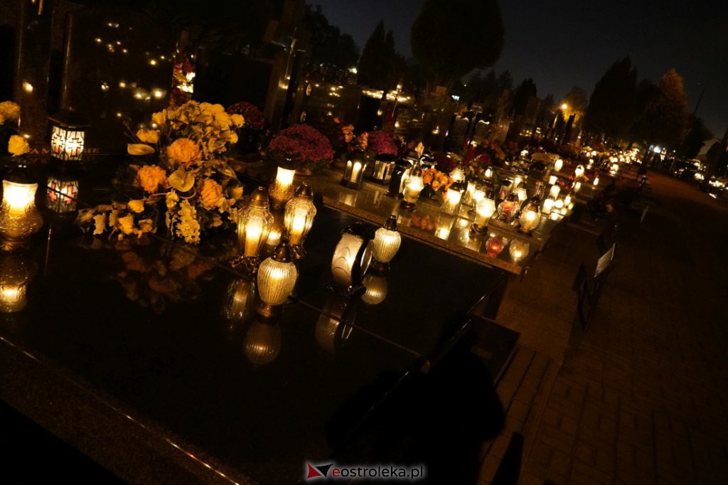 Cmentarz parafialny w Ostrołęce nocą [01.11.2021] - zdjęcie #29 - eOstroleka.pl