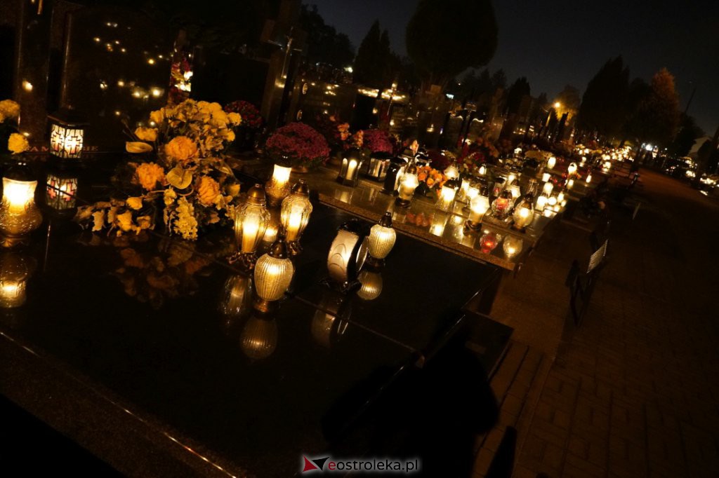 Cmentarz parafialny w Ostrołęce nocą [01.11.2021] - zdjęcie #17 - eOstroleka.pl