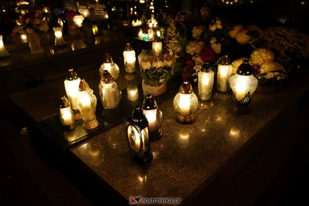 Cmentarz parafialny w Ostrołęce nocą [01.11.2021] - zdjęcie #32 - eOstroleka.pl