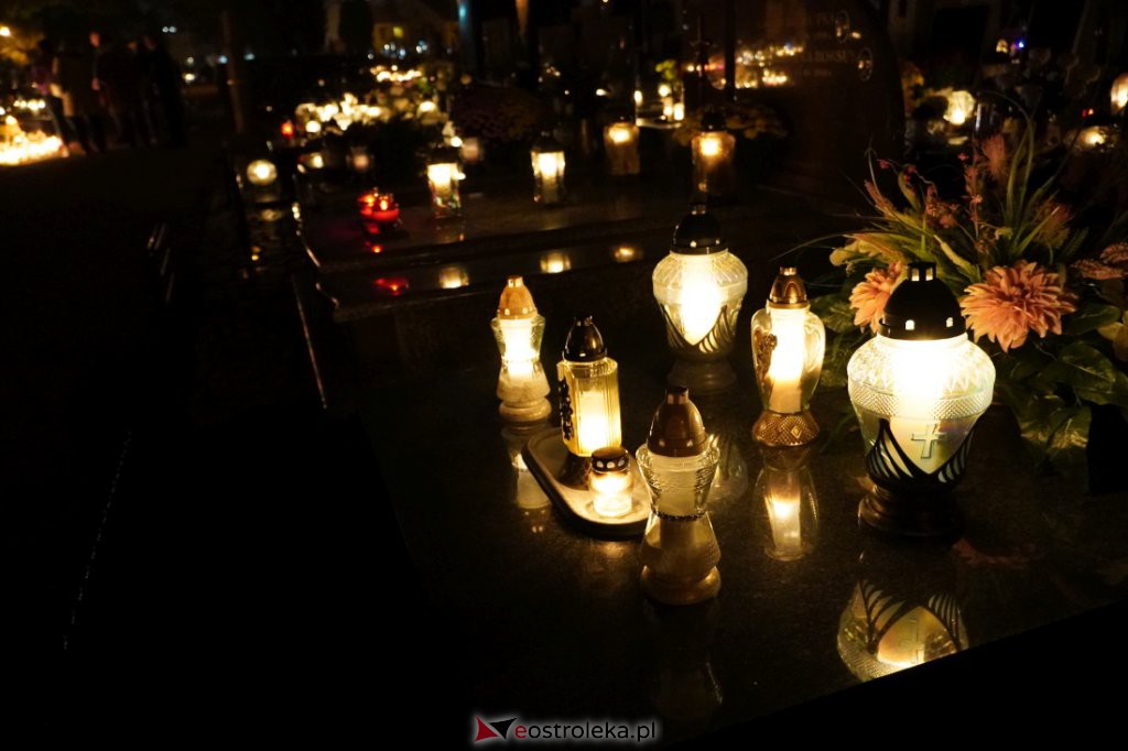 Cmentarz parafialny w Ostrołęce nocą [01.11.2021] - zdjęcie #13 - eOstroleka.pl