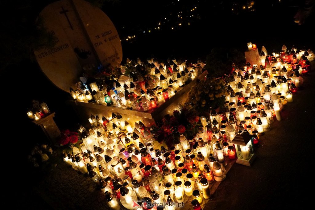 Cmentarz parafialny w Ostrołęce nocą [01.11.2021] - zdjęcie #35 - eOstroleka.pl