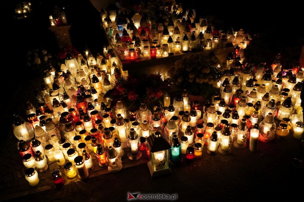 Cmentarz parafialny w Ostrołęce nocą [01.11.2021] - zdjęcie #36 - eOstroleka.pl