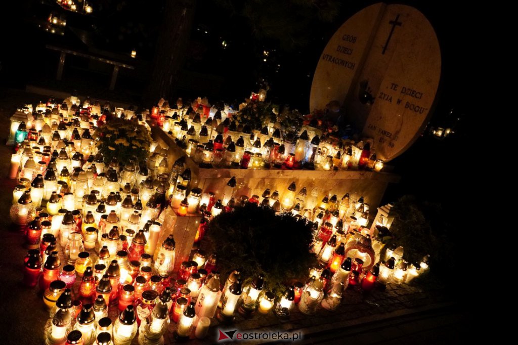 Cmentarz parafialny w Ostrołęce nocą [01.11.2021] - zdjęcie #9 - eOstroleka.pl