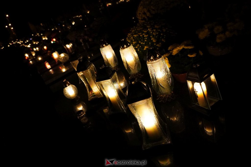 Cmentarz parafialny w Ostrołęce nocą [01.11.2021] - zdjęcie #39 - eOstroleka.pl